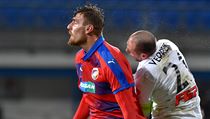 Tomáš Chorý z Plzně a Michal Vepřek z Olomouce se snaží dostat k míči. | na serveru Lidovky.cz | aktuální zprávy
