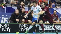 Český reprezentant Adam Delong si kryje míček před Moricsem Kruminsem z... | na serveru Lidovky.cz | aktuální zprávy