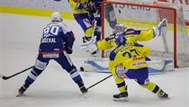 Martin Dočekal z Komety Brno dotírá na zlínskou branku. | na serveru Lidovky.cz | aktuální zprávy