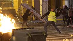 Výtrníci ve francouzském Marseille útoí pomocí kamen a zapalují barikády.