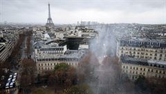 Pohled na tídu Champs-Elysees z Vítzného oblouku bhem demonstrací v Paíi.