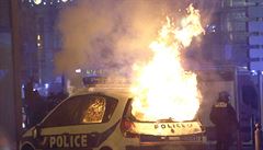 Policejní vz v plamenech v centru Marseille.