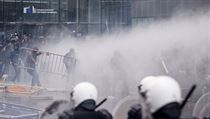 Demonstranty rozháněli policisté vodními děly.