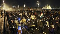 V Budapešti v neděli protestovalo asi 10 000 lidí proti novele zákoníku práce,... V Budapešti v neděli protestovalo asi 10 000 lidí proti novele zákoníku práce,...