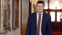 Ministr zahraničních věcí Tomáš Petříček přichází na jednání vlády. Ministr zahraničních věcí Tomáš Petříček přichází na jednání vlády.