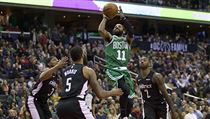 Hráč Bostonu Kyrie Irving střílí při zápasu NBA proti Washingtonu. | na serveru Lidovky.cz | aktuální zprávy