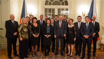 Neposedné ruce Maláčové. Fotka vlády se Zemanem leccos vypovídá, míní expertka Fotka z adventní večeře prezidenta a vlády. | na serveru Lidovky.cz | aktuální zprávy