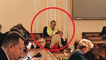 Poslanec ČSSD Jaroslav Foldyna dorazil do sněmovny ve žluté reflexní vestě. | na serveru Lidovky.cz | aktuální zprávy