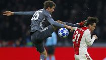 Fotbalista Ajaxu Nicolas Tagliafico (vpravo) je faulován hráčem Bayernu... | na serveru Lidovky.cz | aktuální zprávy