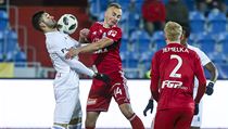 Patrizio Stronati (vlevo) a Pavel Dvořák bojují o míč. | na serveru Lidovky.cz | aktuální zprávy