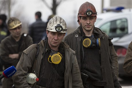 Kolegové zavalených horník se jdou úastnit záchranných prací