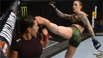 Inkriminovaný moment duelu Andersonová - Zingaová v UFC. | na serveru Lidovky.cz | aktuální zprávy