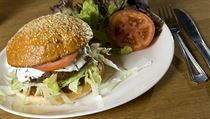 Burger okara (125 Kč). | na serveru Lidovky.cz | aktuální zprávy