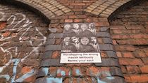 Uctívání špatného mistra vážně škodí vaší duši, varuje koláž na zdi v Londýně. Uctívání špatného mistra vážně škodí vaší duši, varuje koláž na zdi v Londýně.