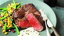 Steak se zeleným pepřem a gorgonzolou a slaninová kukuřice s fazolkami | na serveru Lidovky.cz | aktuální zprávy
