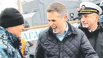 Britský ministr obrany Gavin Williamson (uprostřed) v rozhovoru s ukrajinskými... | na serveru Lidovky.cz | aktuální zprávy