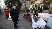 Exekutor Ivo Luhan s megafonem. | na serveru Lidovky.cz | aktuální zprávy