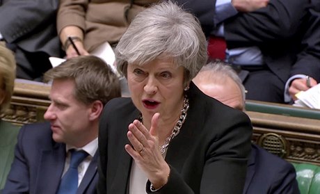 Britská premiérka Theresa Mayová pi debat o Brexitu.