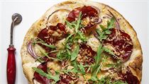 Kromě sušeného masa, špeku nebo cibule můžete horskou pizzu obložit i jinými... | na serveru Lidovky.cz | aktuální zprávy