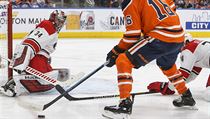 Petr Mrázek (34) a Jujhar Khaira (16) během zápasu Carolina Hurricanes proti... | na serveru Lidovky.cz | aktuální zprávy
