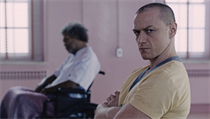 Jsou normální? Elijah Price (Samuel L. Jackson) a Kevin Wendell Crumb (James... | na serveru Lidovky.cz | aktuální zprávy