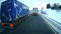 Český řidič kamionu, který v Německu riskantně předjížděl, dostal trest vězení Řidič kamionu snažící se předjet dva své kolegy. | na serveru Lidovky.cz | aktuální zprávy