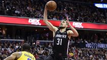 Tomáš Satoranský útočí na koš v zápase s Golden State. | na serveru Lidovky.cz | aktuální zprávy