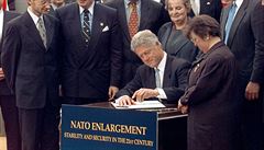 Stvrzeno. Oficiální dokumenty vedoucí k rozíení NATO podepsal tehdejí...