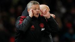 Trenér Manchesteru United Ole Gunnar Solskjaer gestikuluje na své hráe.
