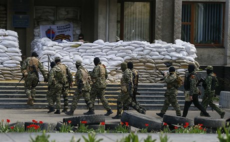 Maskovaní pro-rutí ozbrojenci ve mst Slavjansk.