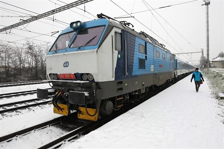 Zamrzlý vlak ve stanici v Drahotuích.