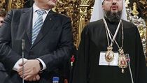 Ukrajinský lídr Petro Porošenko naslouchá metropolitovi kyjevskému a celé... | na serveru Lidovky.cz | aktuální zprávy