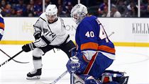 Robin Lehner zasahuje před Brendanem Leipsikem z Los Angeles. | na serveru Lidovky.cz | aktuální zprávy