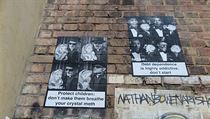 „Chraňte děti: nenuťte je dýchat svůj metamfetamin“ a „Závislost na dluzích je... „Chraňte děti: nenuťte je dýchat svůj metamfetamin“ a „Závislost na dluzích je...