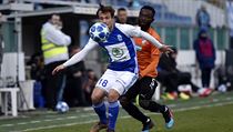 Mladoboleslavský Jakub Fulnek si kryje míč před Joelem Kayambou z Plzně. | na serveru Lidovky.cz | aktuální zprávy
