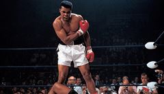 Muhammad Ali knockoutoval Sonnyho Listona (snímek je z jejich druhého zápasu).