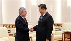 Thomas Bach (vlevo) si tásl rukou se Si in-pchingem