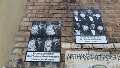 „Chraňte děti: nenuťte je dýchat svůj metamfetamin“ a „Závislost na dluzích je... „Chraňte děti: nenuťte je dýchat svůj metamfetamin“ a „Závislost na dluzích je...