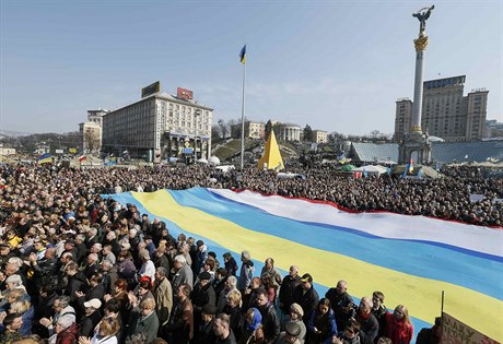 Nedlní demonstrace na kyjevském Majdanu za celistvost Ukrajiny. Demonstranti...