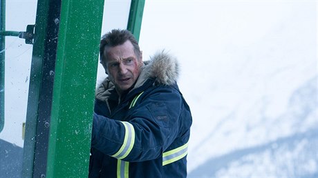 Liam Neeson ve filmu Mrazivá pomsta (2019). Reie: Hans Petter Molland.