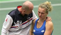 Fed Cup ČR vs. Rumunsko: Petr Pála utěšuje Kateřinu Siniakovou. | na serveru Lidovky.cz | aktuální zprávy