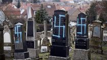 Neznámý pachatel v noci na dnešek zneuctil bezmála stovku hrobů na židovském... | na serveru Lidovky.cz | aktuální zprávy