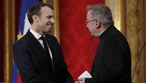 Vatikánský vyslanec Luigi Ventura (vpravo) si potřásá rukou s francouzským... | na serveru Lidovky.cz | aktuální zprávy