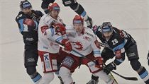 Souboj před libereckou brankou v zápase s Třincem. | na serveru Lidovky.cz | aktuální zprávy