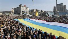 Nedlní demonstrace na kyjevském Majdanu za celistvost Ukrajiny. Demonstranti...