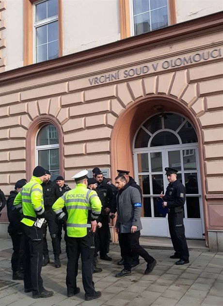 Policie evakuovala 21. února 2019 lidi z budovy Vrchního soudu v Olomouci,...