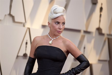 Lady Gaga ohromila na Oscarech diamantem ze Snídan u Tiffanyho. Zpvaka...