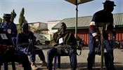 Ozbrojený gang zabil v Nigérii nejméně 34 lidí, severovýchod země stále čelí islamistickému povstání Nigerijští policisté střeží volební místnost ve státě Kaduna. | na serveru Lidovky.cz | aktuální zprávy
