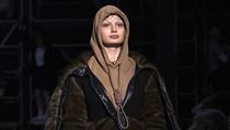 Značka Burberry se musela omluvit za kontroverzní model s provazem oběšence | na serveru Lidovky.cz | aktuální zprávy