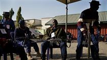Nigerijští policisté střeží volební místnost ve státě Kaduna. | na serveru Lidovky.cz | aktuální zprávy